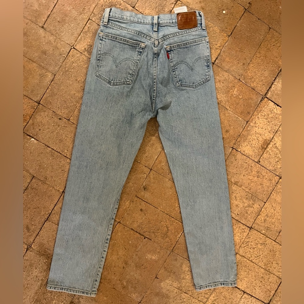 - GREAT LEVIS LIGHT WASH JEANS